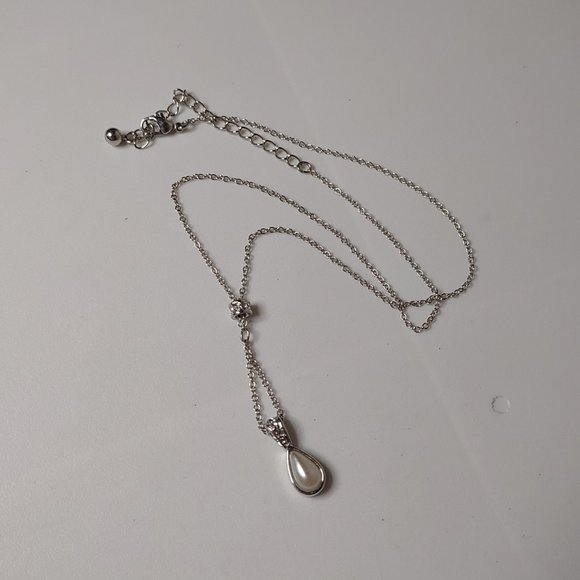 Silver Tone Avon Teardrop Shaped Pendant Necklace Adjustable 16.5 To 19 Inches - Picture 1 of 12